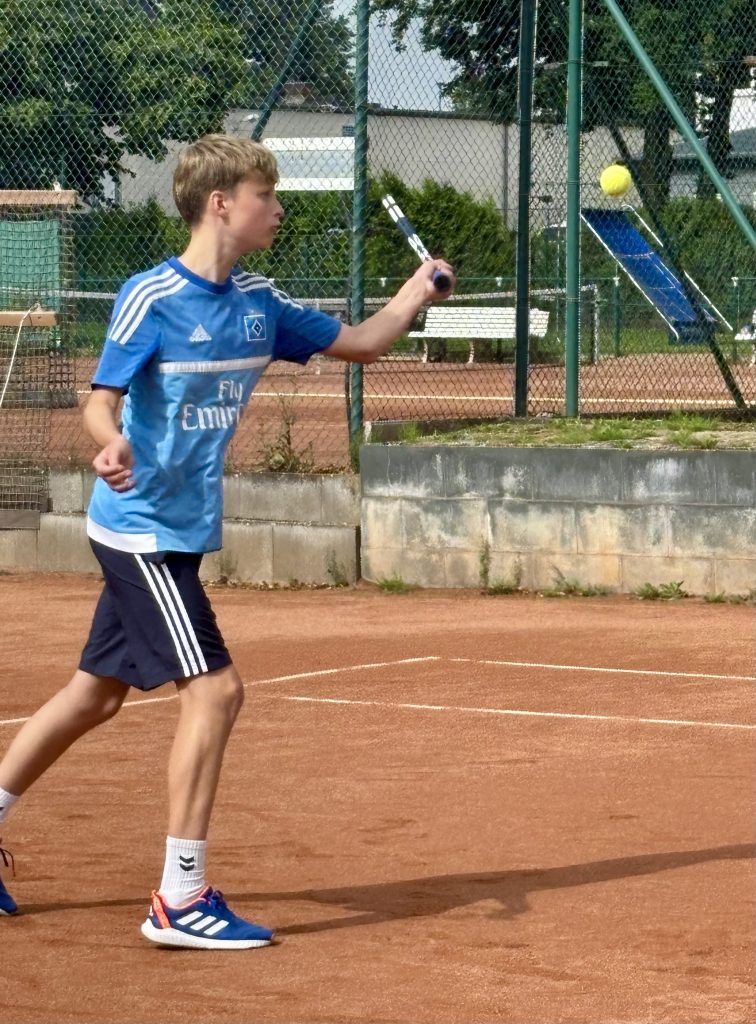 IMG_9848-756x1024 Tennis-Projekt Gymnasium Schloss Plön