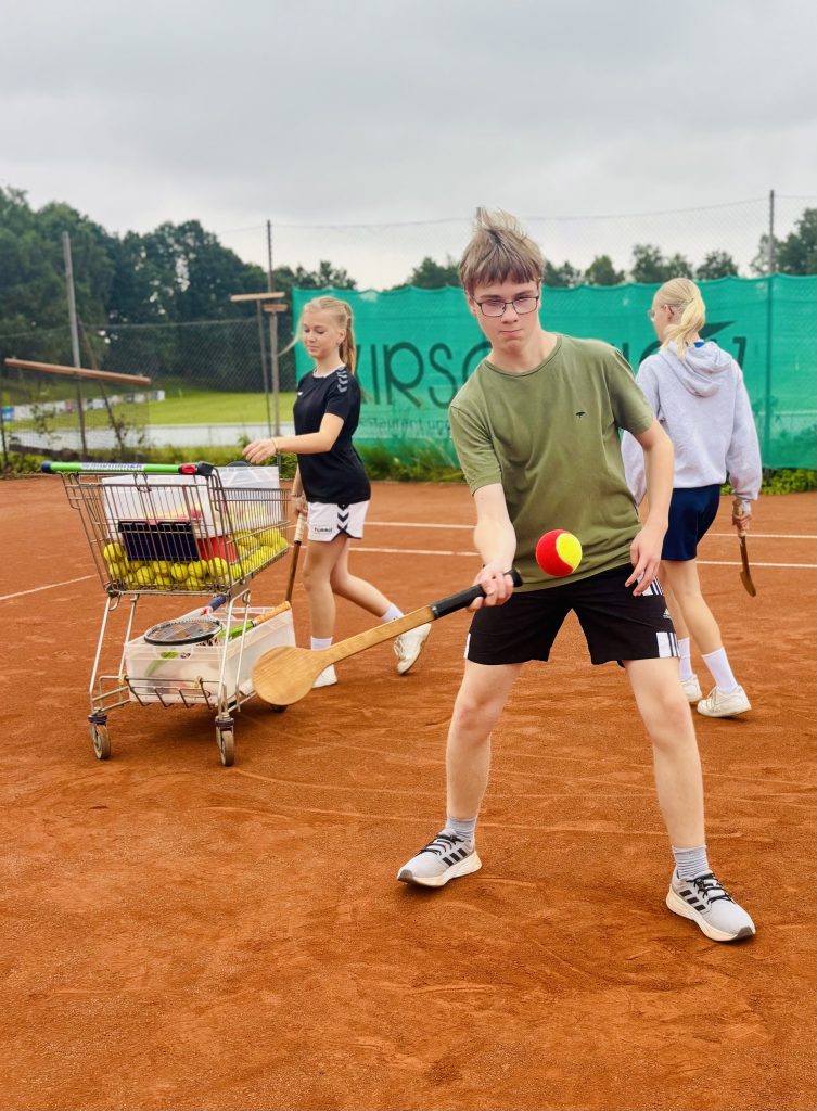 IMG_9927-753x1024 Tennis-Projekt Gymnasium Schloss Plön
