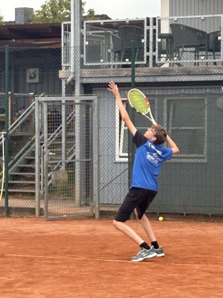 IMG_9944-768x1024 Tennis-Projekt Gymnasium Schloss Plön